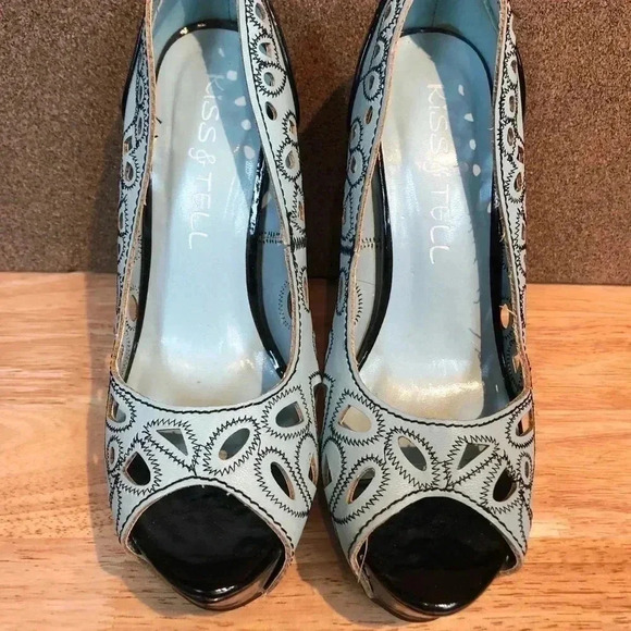 Kiss  & Tell Heels - Picture 2 of 5